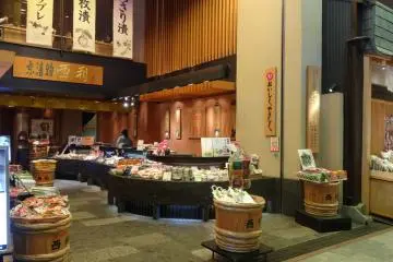 <p>ร้านขายผักดองร้านนี้หรูสุดๆ</p>