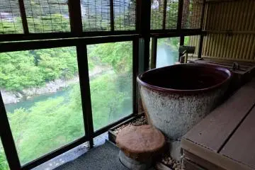 <p>ออนเซนส่วนตัวในห้องพัก มองเห็นวิวของแม่น้ำ Kinugawa</p>