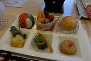 <p>เซตอาหารเย็น ที่บรรจงทำออกมาโดยใช้แนวคิดของฤดูกาลทั้ง 4</p>