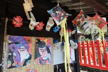 <p>บ้านแต่ละหลัง มีการจัดแสดงข้าวขอเครื่องใช้สมัยเอโดะ</p>