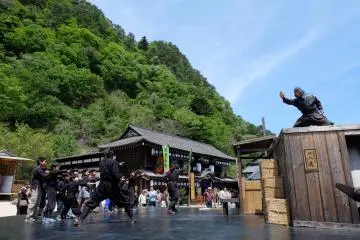 <p>ลานแสดงละครสด มีการดึกเด็กๆที่มาเที่ยว ร่วมแสดงด้วย สร้างเสียงหัวเราะได้ยกใหญ่</p>
