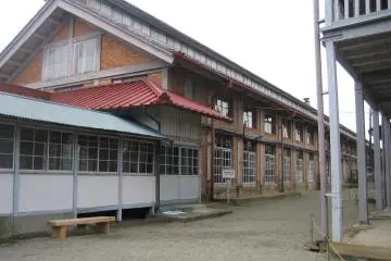 <p>The buildings of Tomioka's Silk Mill are in nearly-perfect condition. Next to the silk-reeling mill building itself, there are two cocoon warehouses, the workers' dormitories and the director's house.&nbsp;</p>