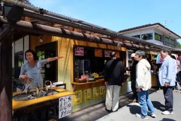 <p>ระหว่างรอรถมีร้านขายขนมด้วย</p>