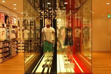 <p>มีการตกแต่งหุ่นโชว์ให้ดูน่าสนใจ</p>