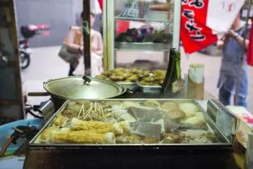 다양한 일본 재료들이 끓고 수프를 끓여서 매운 머스타드와 함께 먹는 오뎅