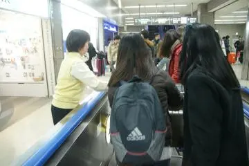 <p>ปลายทางบันไดเลื่อน มีคนคอยช่วยขยับรถเข็นออกจากแนวบันไดเลื่อน อำนวยความสะดวกสบายและช่วยระวังความปลอดภัยไปพร้อมกัน</p>