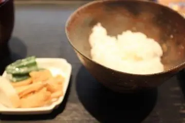 밥은 갓 지은 것을 세 번으로 나누어 낸다. 시간이 흐르면서 증기로 뜸을드려, 맛이 변화하는 미묘한 취향을 풍긴다