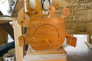 <p>Turn the handle to animate this cute crab</p>
