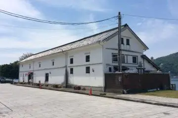 Old Misumi Kaiun Storage House - Beautiful white walled building. It's used as a water front restaurant now.