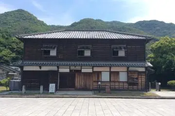 Old Takada Kaisou Ten - Built in Meiji Period and you can enter inside. This trading company possessed 4 vessels and dealt both passengers and cargos. There are approximately 10 rooms in upstairs.