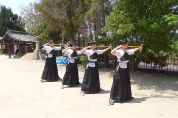 <p>วันที่ฉันแวะไปที่ศาลเจ้ากิบิซึต มีการแข่งขันคิวโดะ (Kyudo) ของเด็กนักเรียนมัทธยม คิวโดะคือการยิงธนู เป็นศิลปะการป้องกันตัวของญี่ปุ่นแบบหนึ่ง ขอบคุณนางแบบทุกคนที่โพสท่าให้ถ่ายรูป</p>