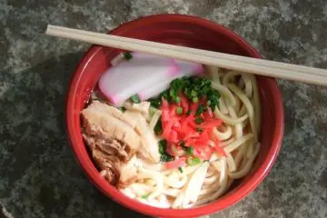 Un delicioso tazón de soba de Okinawa
