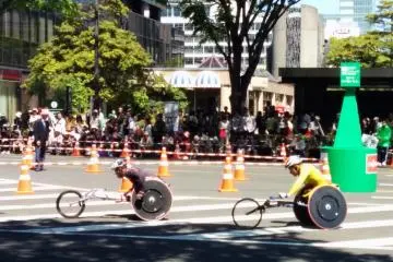 <p>The leading athletes of the wheel chair division speed down the streets in a blur.&nbsp;</p>