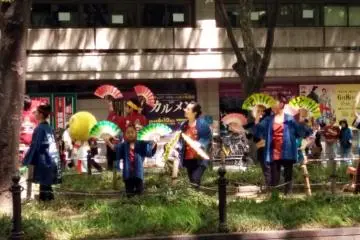 <p>The Sparrow Dance is performed on the center divide of Jozenji Avenue, in a perfect position to entertain the crowds and support the runners on either side of them.&nbsp;</p>