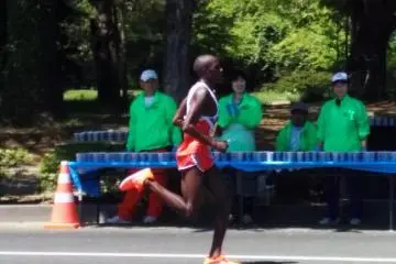 <p>The top runner makes himself a sizable lead around the 6 kilometer mark.&nbsp;</p>