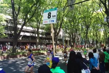 <p>A third of the race is completed as runners reach the return half of&nbsp;Jozenji&nbsp;Avenue. It's the time runners start to become tired, but also the time they push themselves to surpass their fellow competitors. Besides the start or finish line, this is probably the most exciting part of the race to watch. &nbsp;</p>