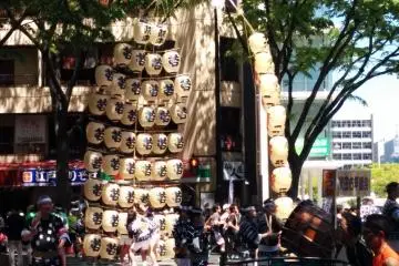<p>Some performers from Akita Prefecture have come to entertain the crowds with their lantern balancing act.&nbsp;</p>