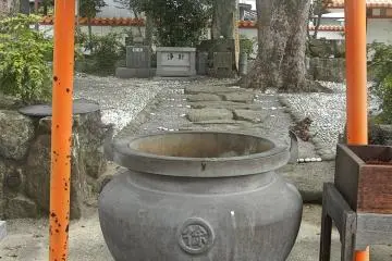 <p>Giant urn full of incense ashes</p>