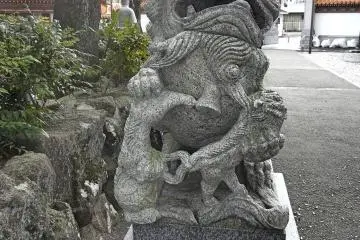 <p>Shi (lion dogs) protect the pathway towards Jofuku's grave marker</p>