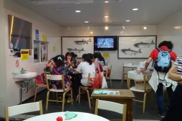 <p>คุณจะซื้อกลับไปทานที่บ้าน หรือจะทานที่ร้านก็ได้ ที่ร้านมีจัดโต๊ะเก้าอี้ให้นั่งทานอย่างสะดวกสบาย</p>
