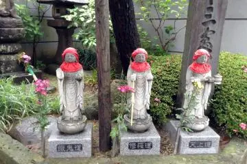<p>Buddhist figures and statuary are common sights</p>