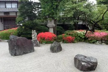 <p>This temple features a sand garden</p>