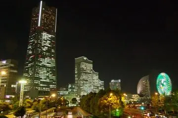 <p>Vue de Minato Mirai et Landmark Tower depuis le quai &nbsp;d'Osanbashi</p>
