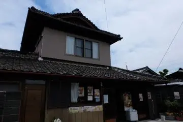 <p>ร้านขายของที่ระลึก ภายในรับฝากสัมภาระด้วย คิดค่าฝาก 200 เยน</p>