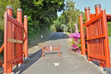 <p>Heading south on Route 410, the torii&nbsp;gate entrance to&nbsp;Mantokuji Temple will be on your left hand side. Hours of operation are 9:00am&nbsp;to 5:00pm.</p>