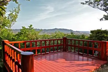<p>Mantokuji Temple is located on the hillside of Tateyama and has wonderful views of the Pacific Ocean from this striking red overlook.</p>