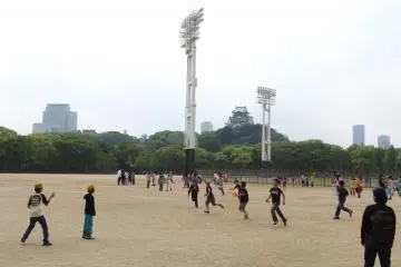 <p>สนามเบสบอลด้านข้างปราสาท</p>