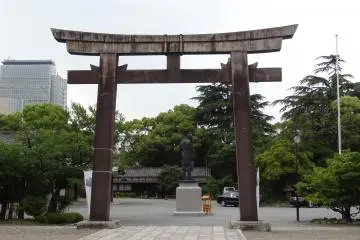 <p>ประตูศาลเจ้าโฮะโกะกุ (Hokoku) และอนุสาวรีย์ของท่านโชกุน Toyotomi Hideyoshi ผู้สร้างปราสาท</p>