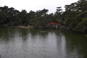 The lake gives the garden a very relaxed atmosphere