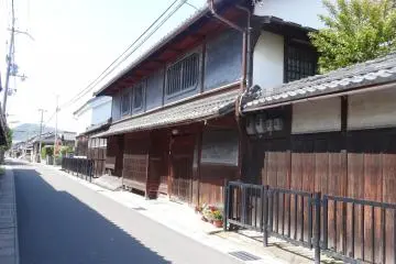 <p>บ้านเรือนเก่าๆ แบบโบราณของญี่ปุ่น ที่โอะมิฮะชิมาน</p>