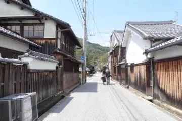 <p>บ้านเรือนเก่าๆ แบบโบราณของญี่ปุ่น ที่โอะมิฮะชิมาน</p>