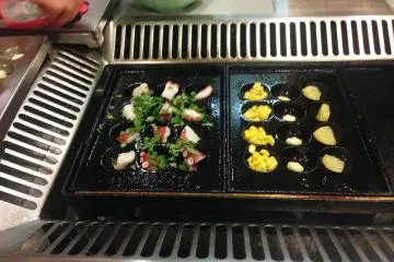 You can pick different ingredients for each set of takoyaki. &nbsp;From Octopus and parsley, to corn and cheese, the choice is yours.
