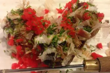 Be generous in topping it with shredded pickled ginger, bonito flakes, mayonnaise and Worcestshire sauce.
