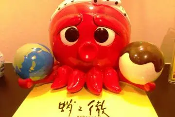 The mascot of Takanotetsu Pizza Ball House in Umeda, Osaka