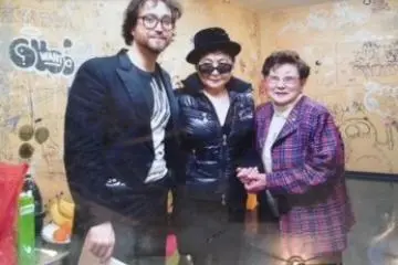 <p>Recently Sean and Yoko returned to Rizanbo to see the owner. They remain friends to this day</p>