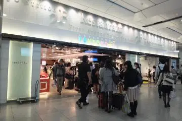 <p>มีร้านค้าอยู่ในสถานีด้วย</p>