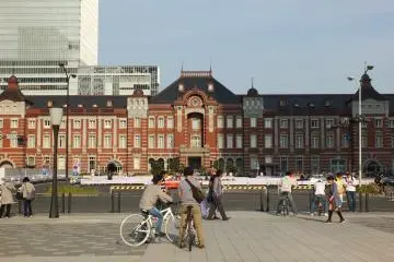 <p>มองสถานีจากถนนที่ตัดตรงไปยัง Impereal Palace</p>