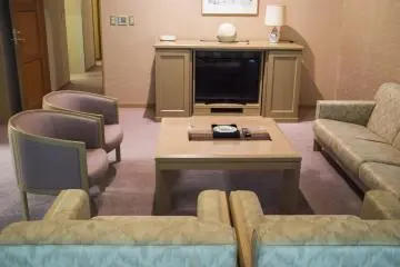 <p>Lounge area in the biggest Saikyotei room</p>