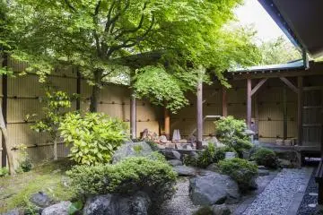 <p>Private garden and bath area of the largest Saikyotei room</p>