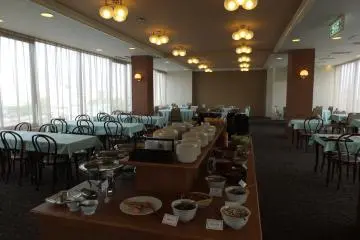 <p>The breakfast lounge, open from 7:00 to 9:15 am.</p>