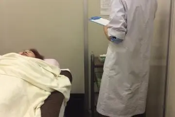 Yang Dr. Akiho tanyakan sangatlah detil, mulai dari pola tidur, sakit kepala dan tekanan darah, serta berbagai keluhan lainnya yang Anda rasakan