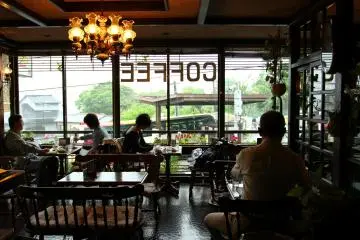 Temukan permata kafe tersembunyi saat Anda bepergian (dan berteduh dari hujan).