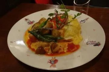 <p>ฉันสั่งอาหารชุดพิเศษ 1080 เยน อาหารจานหลักเป็นไข่ออมเล็ตสอดไส้ข้าวผัด</p>