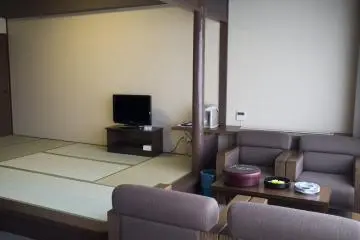 <p>Tatami-matted lounge area in the washitsu (A) room</p>