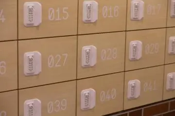 <p>A separate locker and a shower room.</p>