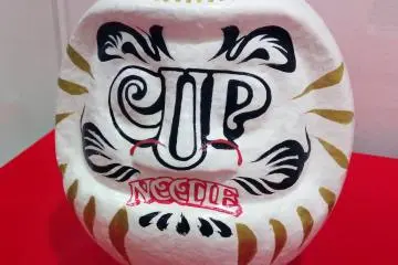 <p>"Cup" and "Noodle" are spelled out on this daruma head.&nbsp;</p>
